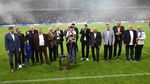 De nicăieri! Cine a apărut pe gazon lângă câștigătorii Cupei Campionilor Europeni și s-a pozat cu ei: Balint părea stânjenit!