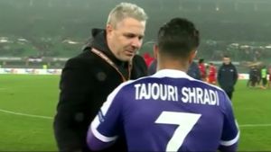 Rar vezi așa ceva la un antrenor din fotbalul mare. Imaginile care nu au apărut la TV: ce i-a cerut Șumudică unui adversar după victoria fabuloasă cu Austria Viena