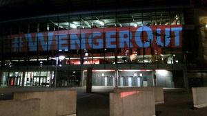 Poziție agresivă luată de fanii lui Arsenal în privința lui Wenger. FOTO | Mesajul "Wenger OUT", proiectat pe mai multe clădiri din Londra  