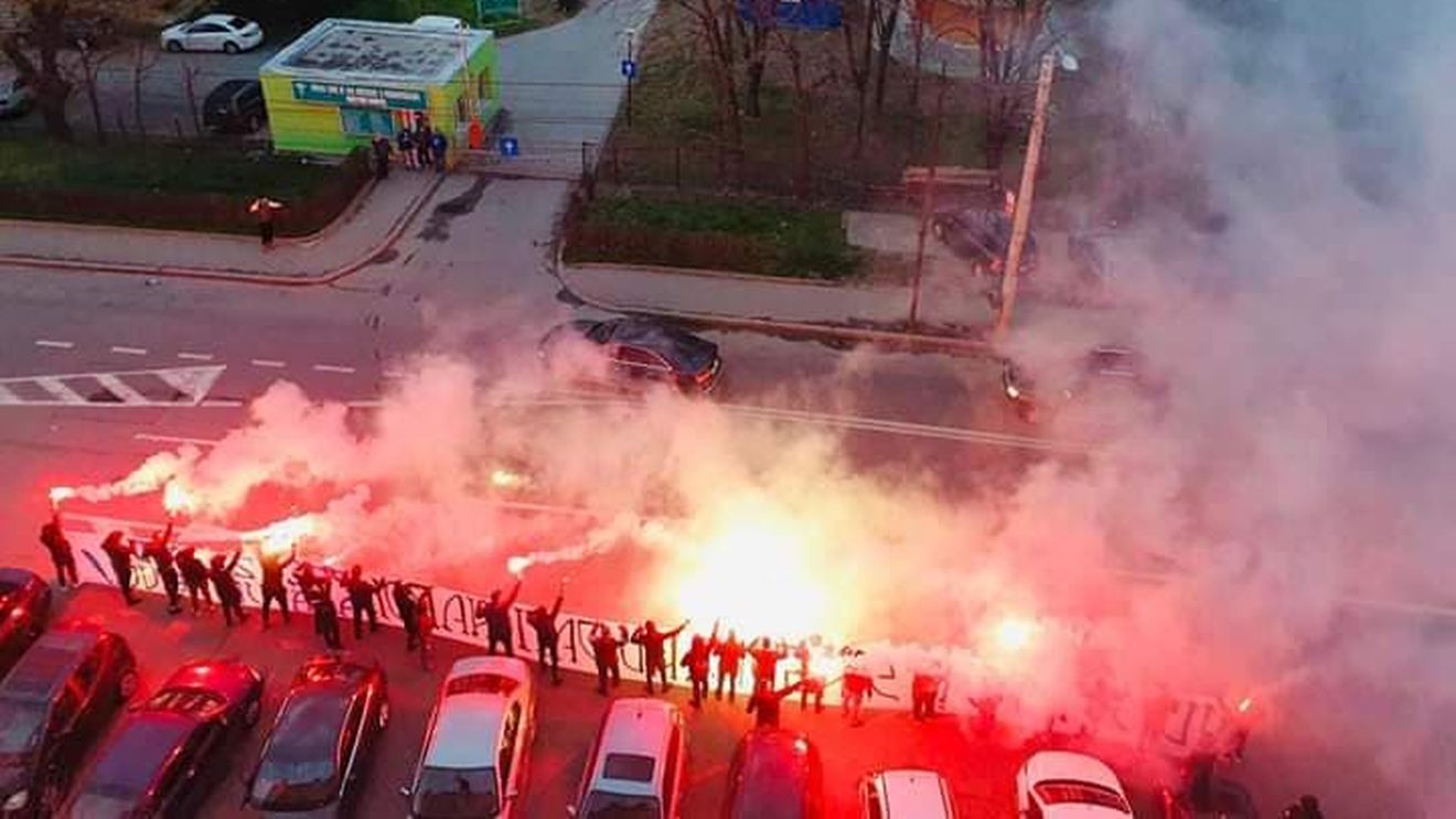 Imagini de senzație! Ultrașii echipei FC Universitatea Craiova, reverență în fața medicilor din Bănie care luptă cu virusul ucigaș: „Nu sunteți singuri, nu dați înapoi” | VIDEO & FOTO