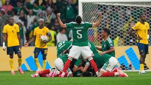 POSEDAȚI de fotbal într-o frenezie seducătoare! Mexic - Ecuador 2-0 la Cupa Mondială, meciul amânat de FIFA o oră. Cronică de Gabriel Berceanu