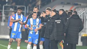 Mirel Rădoi, în pericol la Universitatea Craiova? Ipoteză șocantă: „A venit ăsta și ne-a stricat prietenia! Sacrifică rezultate ca să îl curețe!”