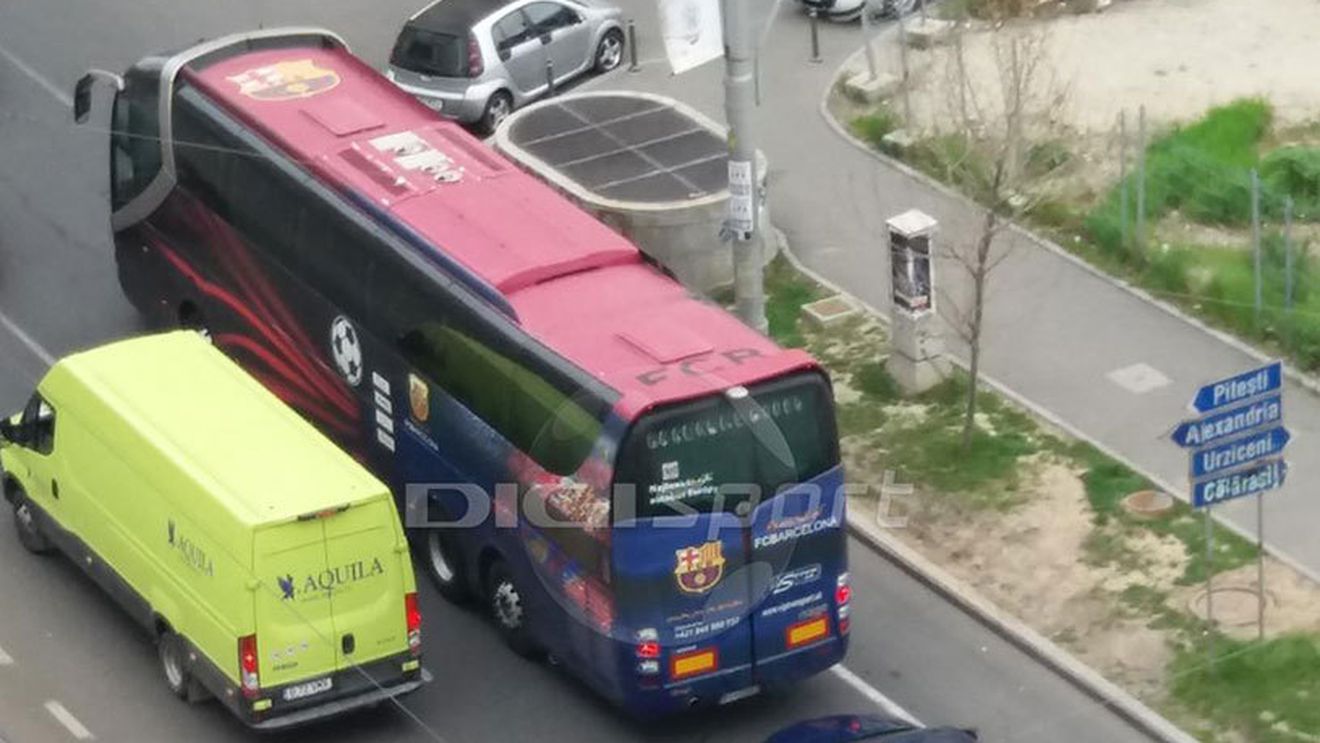 FOTO | Dilemă rezolvată. Motivul pentru care autocarul Barcelonei a fost surprins în Piața Victoriei din București