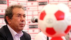 Fanii lui Dinamo îi cer demisia lui Nicolae Badea:** "Suporterii cunosc lufturile date în privința jucătorilor achiziționați! Noi i-am vrut, Steaua i-a luat"