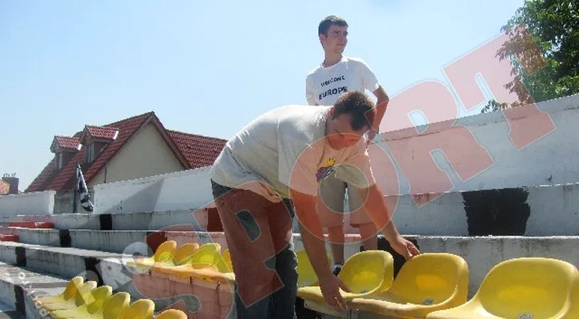 Suporterii fac muncă patriotică!** Fidelitate totală: fanii montează scaune la Sibiu FOTO