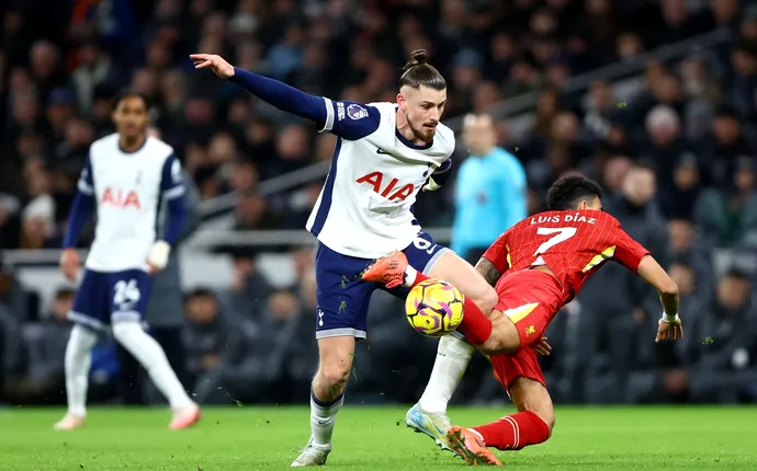 Radu Drăgușin, repriză de coșmar în Tottenham – Liverpool! A fost depășit la două goluri și a primit o notă mică