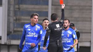 Marius Avram a explicat când ar trebui să se dicteze cartonaș galben și când roșu. Faza din meciul Chindia – Rapid, dată exemplu | VIDEO EXCLUSIV ProSport Live