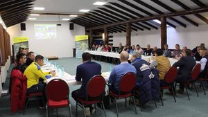 Șoc și groază la Cheile Grădiștei: Burleanu a călcat pe minge și și-a sucit glezna la miuță, Bodescu l-ar fi amenințat pe președintele AJF Mehedinți pe motiv că n-a semnat adeziune pentru șeful FRF. Scandal la ședința cu AJF-iștii: "Parcă suntem în Coreea de Nord!"