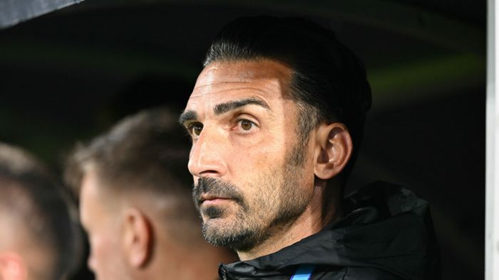 Elias Charalambous îl sfidează pe Gigi Becali. Patronul l-a cerut titular pe un alt fotbalist, dar antrenorul a refuzat vehement: „E cel mai bun din România, nu va lipsi din echipă”