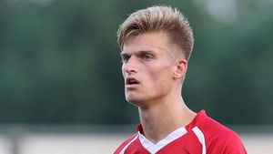 Caz incredibil! Un fotbalist olandez și-a păcălit echipa că este bolnav și a mers la Tottenham-Ajax. Colegii l-au văzut la TV, iar clubul a luat o decizie radicală: "Ne-a spus că e în pat și are febră"