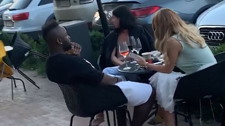 „Tancul” Toto Tamuz, în mare formă! A profitat de vremea bună și s-a delectat cu o blondă și o brună! Cum a dat lovitura între frumusețile locale! VIDEO EXCLUSIV