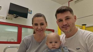 „Sunt momente când plâng. Cine ar vrea să-și piardă copilul?”. Fostul fundaș Casian Miclăuș povestește cum fiul său de un an, bolnav de leucemie, luptă pentru viață într-un spital din Viena. „A pornit o nouă procedură de chimioterapie, care, din păcate, ar putea să fie ultima” | EXCLUSIV