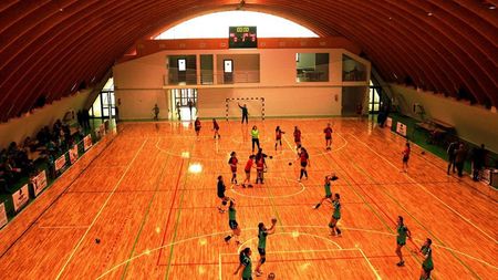 Turneul final de junioare 3, transformat într-o adevărată sărbătoare la Comănești. "Orașul nostru respiră handbal de înaltă calitate"