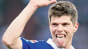 Uitat la stadion!** Autocarul lui Schalke a plecat fără Huntelaar de la Augsburg, iar atacantul olandez s-a dus la aeroport cu Poliția
