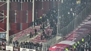 Haos la Rapid - Petrolul Ploiești! Jandarmii au dat cu gaze lacrimogene și toți oamenii din stadion au fost afectați