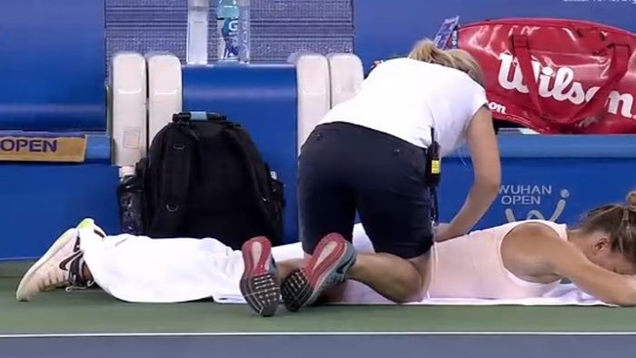 Simona Halep, OUT de la Wuhan! Liderul mondial, eliminat de Cibulkova după un meci al contrastelor: 0-6 în primul set, trei intervenții ale medicului, revenire și șansă ratată pe finalul manșei a doua. "Filmul" duelului terminat în 85 de minute: "Asta a făcut diferența"
