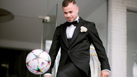 N-a lăsat fotbalul nici la nuntă! În loc de dansul mirilor, a jonglat cu mingea