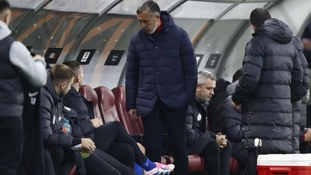 Ce au făcut Meme Stoica şi Florin Tănase pe banca de rezerve, după ce fotbalistul a ieşit accidentat, în timpul meciului FCSB - Midtjylland