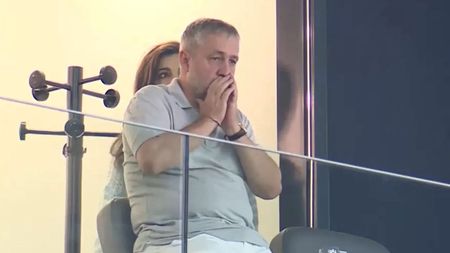 Antrenorul pe care Mihai Rotaru îl aduce la Universitatea Craiova, personaj principal într-o scenă ruptă din filme în Bulgaria: ultrașii l-au dezbrăcat și l-au dat afară din conferința de presă! „Nu sunt criminal sau hoț, dar m-am simțit exact precum unul”