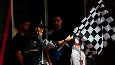 Manechinul tăcut se iubește discret cu milionarul care a făcut senzație la Miami, în Marele Premiu de Formula! GALERIE FOTO