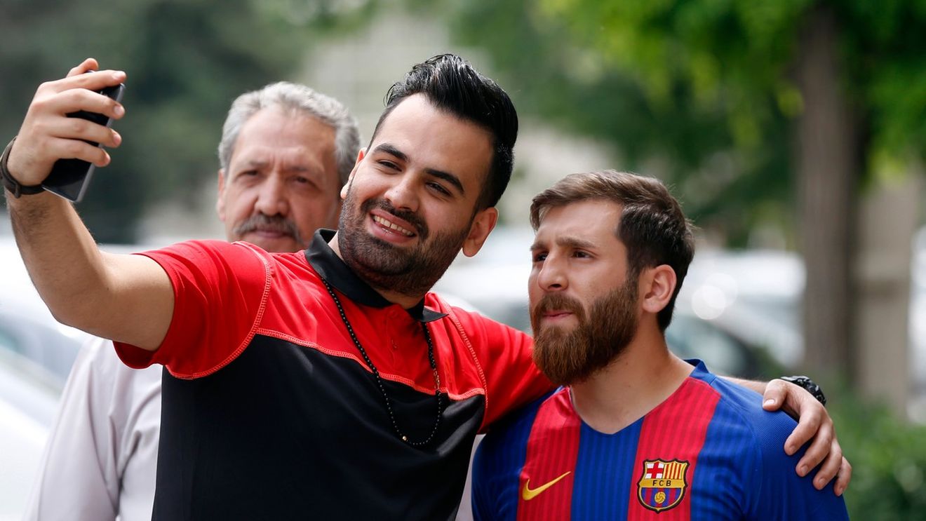 Toată lumea vrea să facă poze cu ei, însă nu sunt cine par a fi. Sosiile de fotbaliști care i-ar induce în eroare chiar și pe cei mai fanatici suporteri | GALERIE FOTO