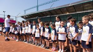 Hănescu nu a aruncat vorbe în vânt atunci când a spus că își donează primele de la Cupa Davis. Azi a împărțit copiilor primele echipamente sportive 