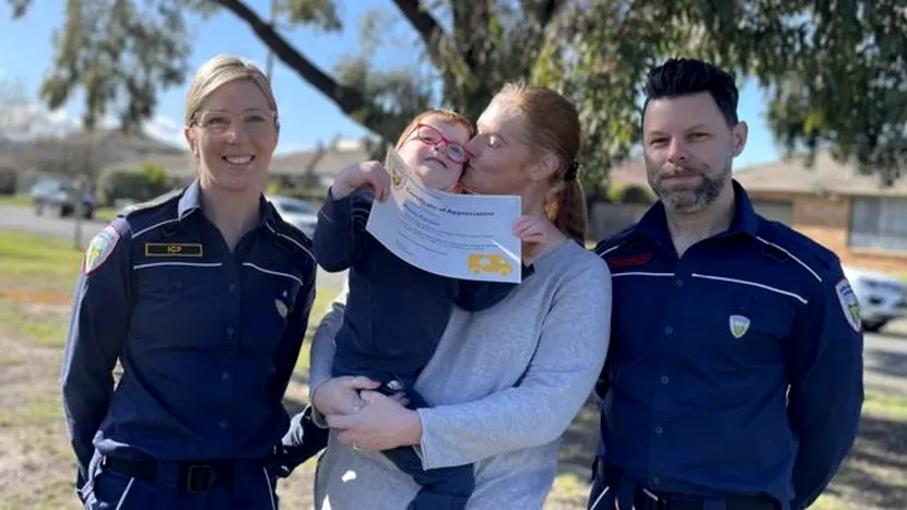 Un băiat de patru ani din Australia i-a salvat viața mamei sale sunând la ambulanță. Mama sa suferise o criză de epilepsie