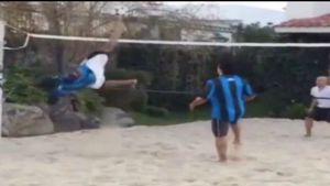 Ronaldinho e fabulos. VIDEO GENIAL - Execuție incredibilă la fotbal-volei: a dus "atacul rechinului" la rang de artă