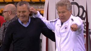 Savuros! Rednic și Boloni au făcut spectacol, chiar pe teren, după meciul direct: "Îți trag un pumn în gură dacă mă vorbești de rău" vs. "Am lucrat la Securitate! Am foarte mulți spioni aici". VIDEO cu momentul "altfel"