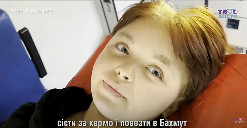 O adolescentă de 15 ani din Ucraina a condus pe un drum minat, împușcată, pentru a salva patru oameni. Micuța era rănită la ambii genunchi
