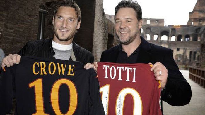 FOTO** 'Gladiatorii', între ei! Totti a facut schimb de tricouri cu Russell Crowe