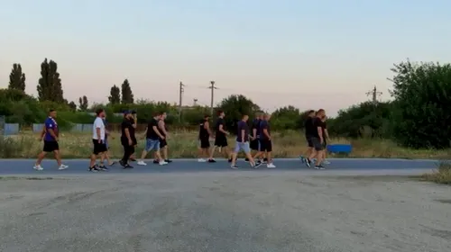 Suporterii lui FCSB i-au băgat în ședință pe jucători la baza din Berceni. Claudiu Răducanu și Adrian Neaga s-au alăturat demersului | VIDEO EXCLUSIV