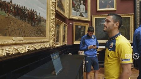 VIDEO | Iordănescu și-a dus jucătorii la muzeu. "Tricolorii" au vizitat castelul cu a doua cea mai mare colecție de tablouri, după Luvru