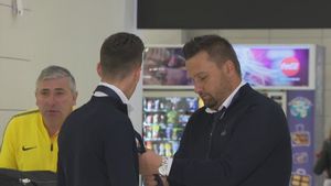 FOTO | Puștii FCSB-ului n-au învățat încă să-și facă nod la cravată! :) Fază amuzantă la plecarea spre Israel