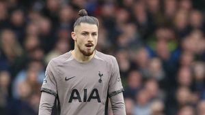 Radu Drăgușin parcă e blestemat la Tottenham! Când spera că va avea șanse să fie și el titular, rivalul pe post i-a spulberat visul: a dat gol și i-a luat iar ochii managerului Ange Postecoglou