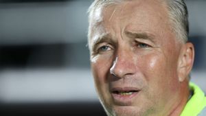 Dan Petrescu, moment bizar după ce a primit un premiu: „Eu nu vreau din astea! Nu îmi place să mă aplaude”. Ce spune despre transferul lui Marius Ștefănescu