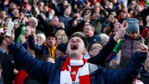 "Nu conteazÃ£ liga, când iubești echipa". În numai doi ani au ajuns din Premier League în Liga 3, dar suporterii nu abandonează. Au traversat întregul Regat pentru ultima deplasare