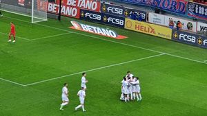 Fază controversată în minutul 8 din FCSB - Oțelul: nimeni nu a știut dacă arbitrul Bîrsan a dictat fault sau a validat golul până când VAR-ul a intrat și a luat decizia finală!