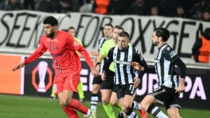 Decizia UEFA dă naștere unor controverse exact înainte de FCSB - PAOK. Ce au descoperit grecii despre arbitrul care l-a eliminat pe Taison în tur