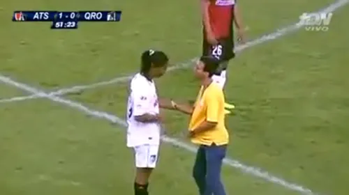 Ronaldinho a declanșat isteria în Mexic. Un fan a intrat pe teren și a fugit spre el. VIDEO| Reacția superbă a brazilianului