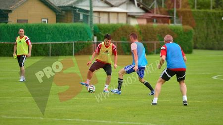 Membrii Comitetului Executiv al FRF au jucat fotbal în Elveția. Răzvan Burleanu, printre remarcații partidei întrerupte brusc de ploaie: gol din pasa lui "Tata Puiu"