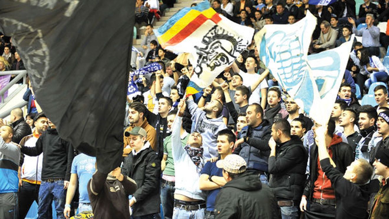 O sală renaște spiritul Craiovei:** fanii olteni ard de dorul fotbalului și se consolează cu meciurile de handbal și baschet