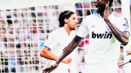 Adebayor i-a "ucis" din nou! **Real, cu un pas în semifinalele Ligii