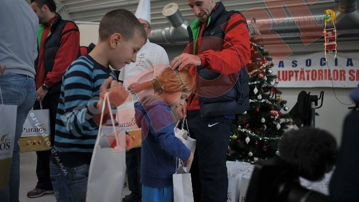FOTO** Jucătorii steliști le-au oferit cadouri copiilor de la grupele de juniori
