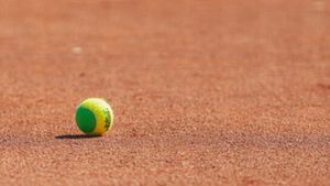 (P) Cursuri gratuite de tenis pentru copii oferite de Fundația Țiriac:  avantaje specifice ale sportului alb, care poate fi practicat de la vârste fragede - trei noi orașe disponibile în program din luna aprilie 2025: Focșani, Deva și Câmpina.