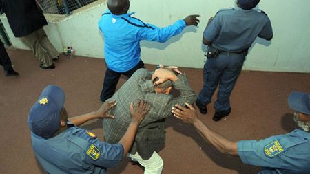 FOTO ȘOCANT De la Barcelona direct în IAD! Antrenorul echipei la care un român a făcut istorie a fost LINȘAT de fani! 