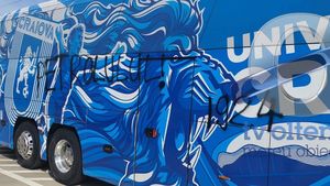 Oltenii fac haz de necaz! Suporterii Craiovei râd de fanii Petrolului care au scris greșit numele echipei favorite pe autocar