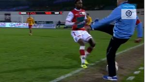 Pe Andrei Ionescu l-au trecut fiorii! VIDEO** Un coleg de-ai săi, "blocat" de antrenorul advers cu o talpă sub centură