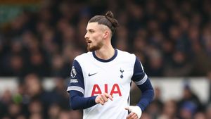 Omul care a avut un cuvânt decisiv în transferul lui Radu Drăguşin e ca şi dat afară de la Tottenham. Directorul va plăti pentru „lipsa de credibilitate”