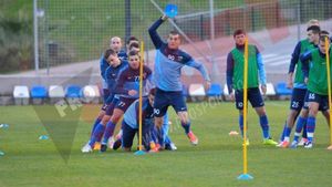 FOTO: Reghe a adus la Steaua arta de a munci din greu cu zâmbetul pe buze!** Tehnicianul și-a surprins iar elevii. Popa, dezavantajat: "N-ajunge la vârful bățului" :)